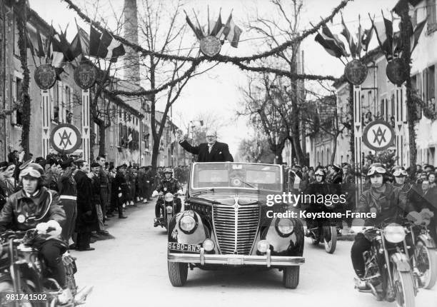 Le président de la république française Vincent Auriol est accueilli dans la ville de Muret en France, le 17 mars 1947.