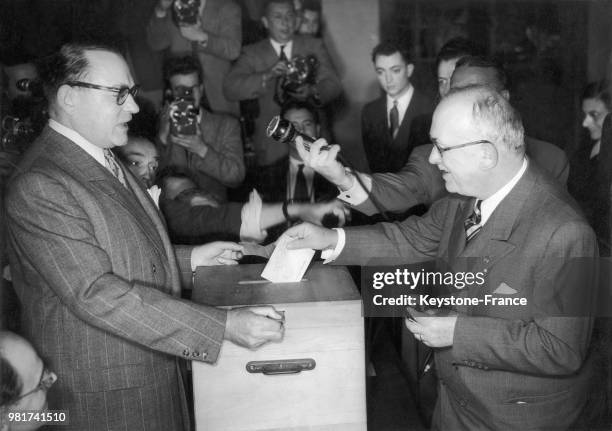 Le président de la république Vincent Auriol vote lors des élections législatives à Paris en France, le 17 juin 1951.