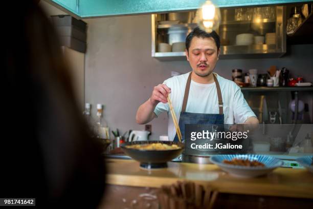 japanische koch in einem izakaya restaurant - jgalione stock-fotos und bilder