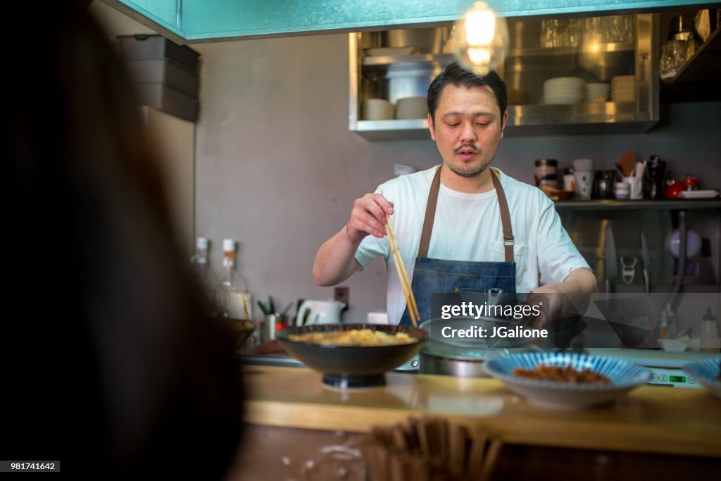 居酒屋レストランの日本人シェフ