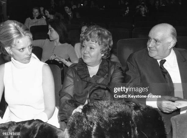 Les parents de Michel Sardou, Jackie et Fernand Sardou, ainsi que son épouse Françoise Pettré assistent à la première du chanteur à l'Olympia le 18...