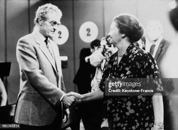 Lionel Jospin et Simone Veil se serrant la main avant le débat télévisé qui va les opposer en vue des élections européennes à Paris en France, le 22...