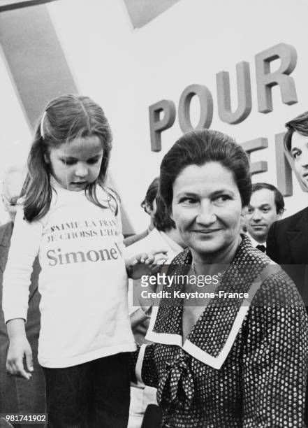 Simone Veil en compagnie d'une petite bretonne portant un tee-shirt avec l'inscription 'J'aime la France, je choisis l'Europe Simone Veil' au meeting...