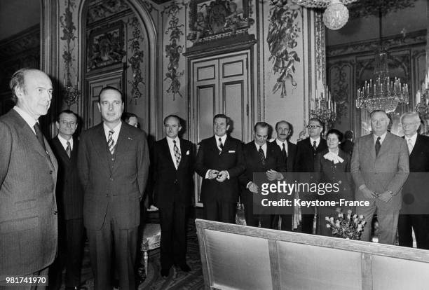 Valéry Giscard d'Estaing a remis à Jacques Chirac les insignes de grand-croix de l'ordre du mérite en présence des membres de gouvernement, dont...