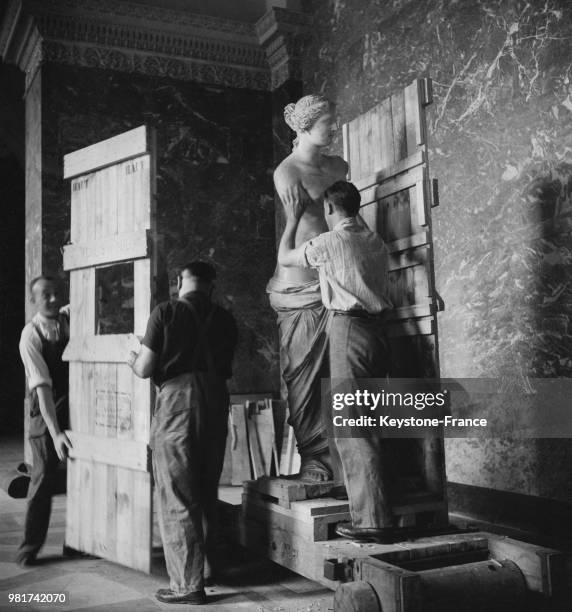 Installation des oeuvres pour la réouverture du musée du Louvre après la guerre à Paris en France, le 24 janvier 1947.