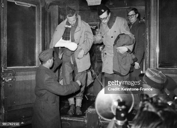 Les grands blessés d'Indochine arrivent par train sanitaire à Paris en France, le 28 janvier 1947 - Parmi eux, le sous-lieutenant Leclec, un des fils...
