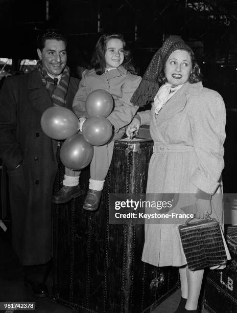 Lucienne Boyer arrive avec son mari Jacques Pills et leur fille Jacqueline Boyer sur le paquebot 'America' à New York aux Etats-Unis, le 3 février...