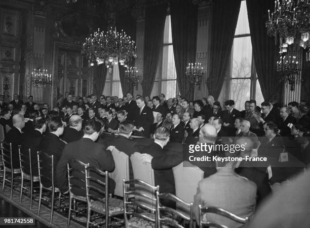 Le 10 février 1947, au quai d'Orsay à Paris en France, vue générale de la salle de réception lors du discours de bienvenue de Georges Bidault lors de...