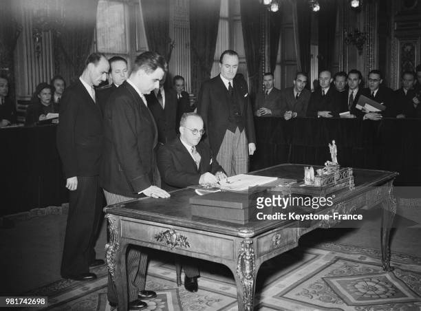 Le 10 février 1947, au quai d'Orsay à Paris en France, l'ambassadeur de l'URSS Alexandre Bogomolov signe le traité de paix entre la Roumanie et les...