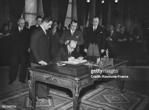 Le 10 février 1947, au quai d'Orsay à Paris en France, le délégué de la Tchécoslovaquie Jan Masaryk signe le traité de paix entre la Roumanie et les...