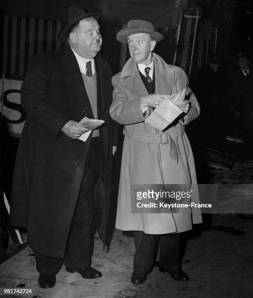 Oliver Hardy et Stan Laurel débarquent du paquebot 'Queen Elizabeth' à Southampton en Angleterre au Royaume-Uni, le 12 février 1947.