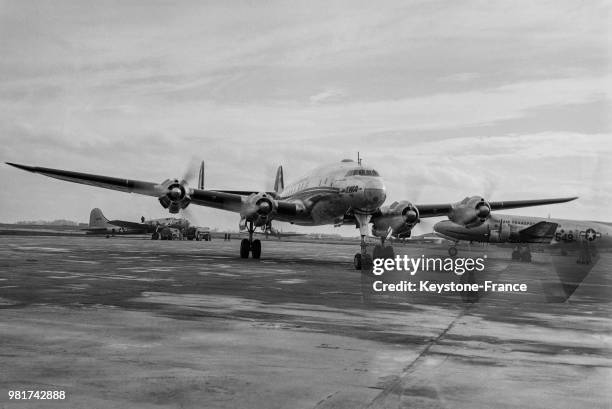 Arrivée du Constellation américain 'Star of Paris' de la compagnie TWA à l'aéroport d'Orly en France, le 17 février 1946.