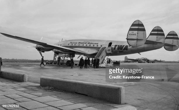 Arrivée du Constellation américain 'Star of Paris' de la compagnie TWA à l'aéroport d'Orly en France, le 17 février 1946.