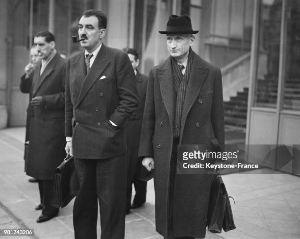 André Philip et Robert Schumann sortant du palais de l'Elysée à la fin d'un conseil des ministres à Paris en France, le 24 mars 1947.