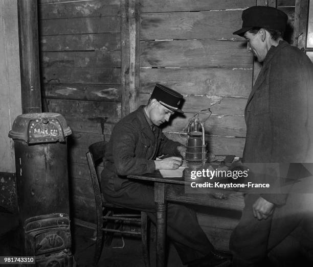 Bureau du douanier sarrois avec un voyageur allemand , en France, le 26 mars 1947.