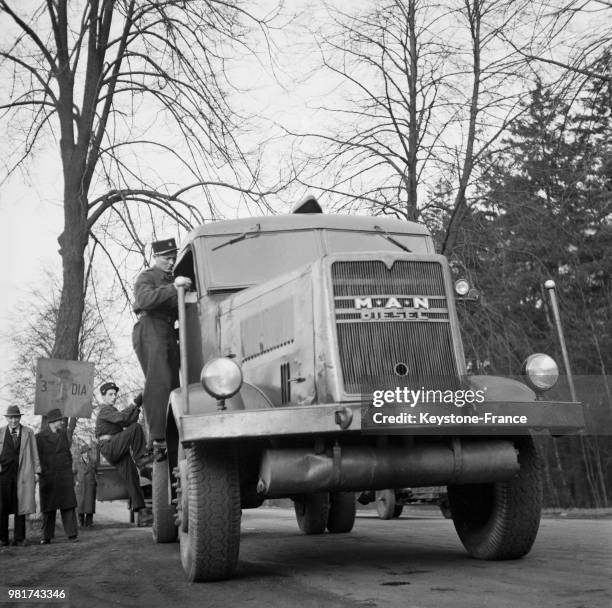 Contrôle au poste frontière de la Sarre , en France, le 26 mars 1947.