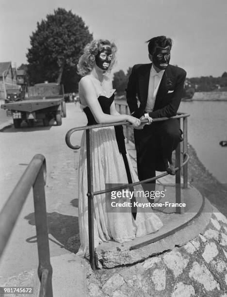 Deux figurants sur les bords de Seine lors du tournage du film 'Mademoiselle s'amuse' réalisé par Jean Boyer aux studios de cinéma à Courbevoie en...
