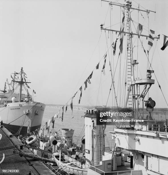 Le port avec un navire de guerre anglais sur l'Escaut à Anvers en Belgique, le 9 septembre 1947.