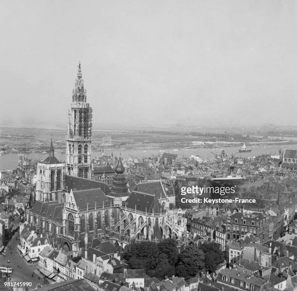 La cathédrale Notre-Dame vue du haut de la Boerentoren à Anvers en Belgique, le 9 septembre 1947.
