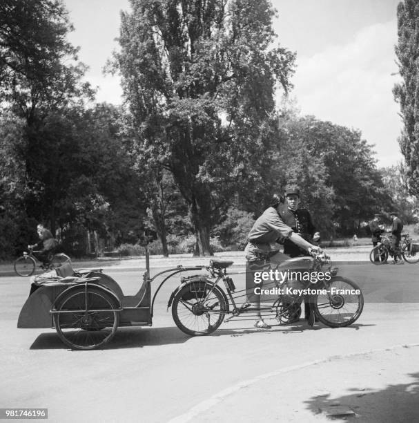 Vélotaxi dans une allée du bois de Boulogne à Paris en France, en 1946.