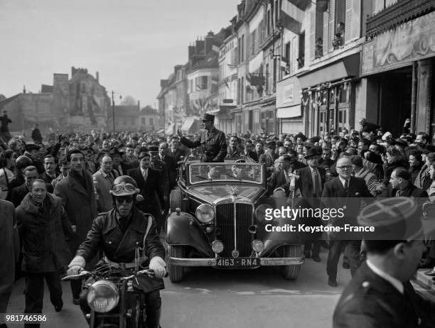 Le général Charles de Gaulle salue la foule à son arrivée à Compiègne en France, le 8 mars 1948. Voiture Horch.