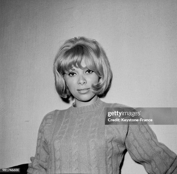 Portrait de Mireille Darc au château de Vigny, lors du tournage du film 'Les barbouzes' réalisé par Georges Lautner, à Vigny en France, le 20 août...