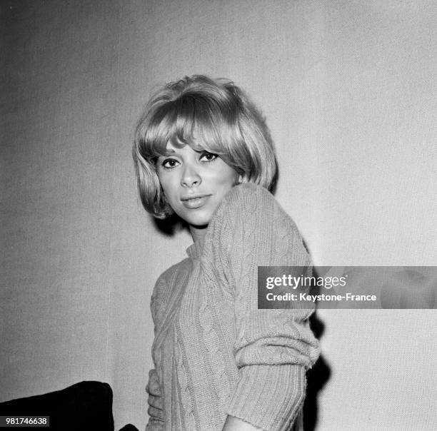 Portrait de Mireille Darc au château de Vigny, lors du tournage du film 'Les barbouzes' réalisé par Georges Lautner, à Vigny en France, le 20 août...