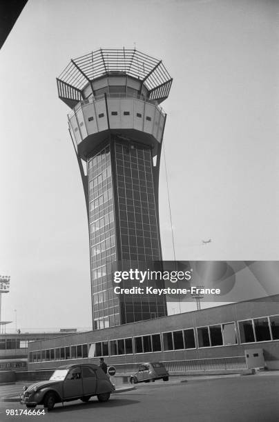 La nouvelle tour de contrôle de l'aéroport d'Orly en France, le 11 mars 1966.