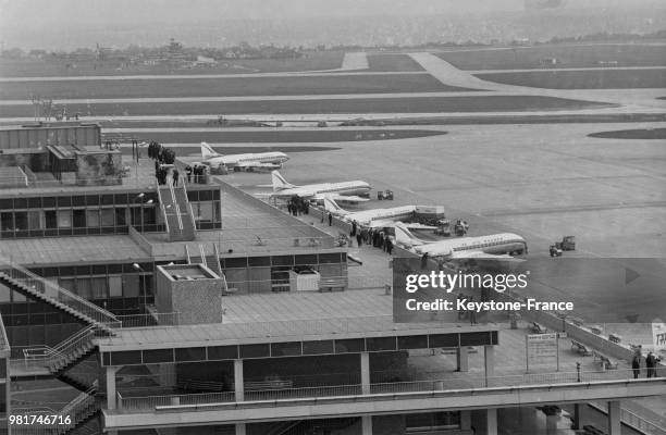 Vue partielle de la piste d'envol de l'aéroport d'Orly en France, le 11 mars 1966.