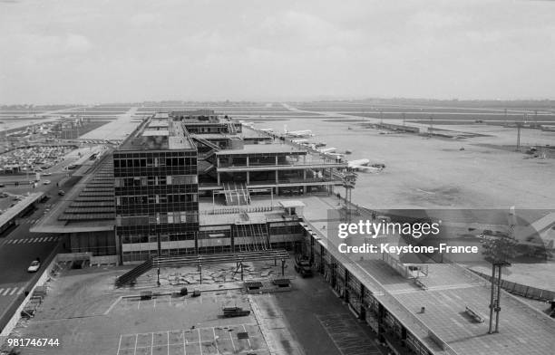 Vue générale de l'aéroport d'Orly en France, le 11 mars 1966.
