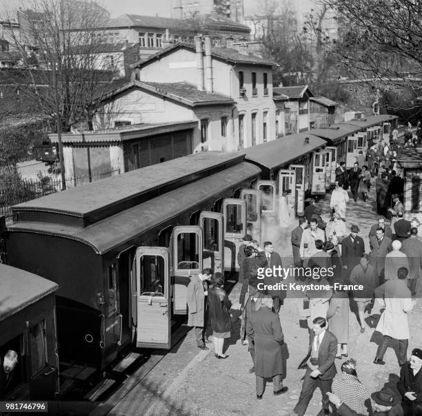 Le train de la petite ceinture, réhabilité par les 'Amis des chemins de fer secondaires', en gare de Ménilmontant à Paris en France, le 13 mars 1966.