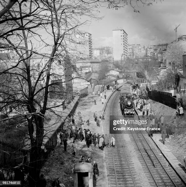 Le train de la petite ceinture, réhabilité par les 'Amis des chemins de fer secondaires', en gare de Ménilmontant à Paris en France, le 13 mars 1966.