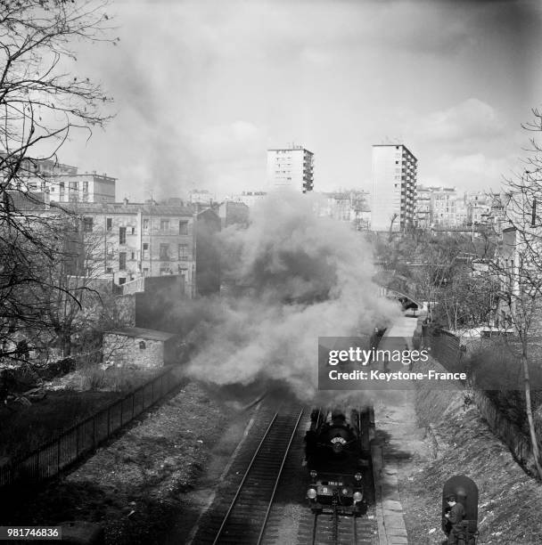 Le train de la petite ceinture, réhabilité par les 'Amis des chemins de fer secondaires', part de la gare de Ménilmontant à Paris en France, le 13...