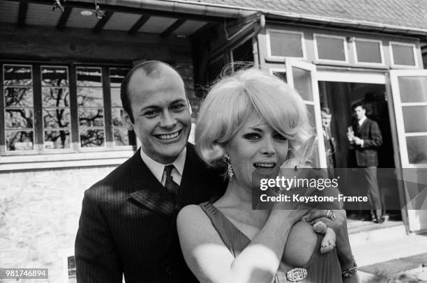 Mariage de la meneuse de revue transgenre Coccinelle avec Mario Heÿns à la mairie de Beynes en France, le 14 mars 1966.