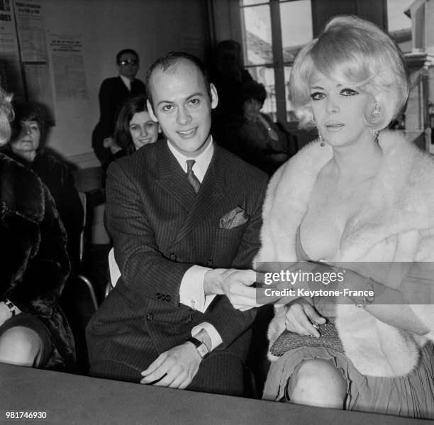 Mariage de la meneuse de revue transgenre Coccinelle avec Mario Heÿns à la mairie de Beynes en France, le 14 mars 1966.