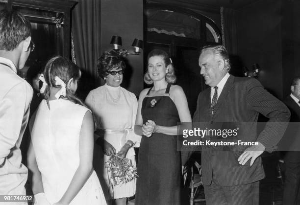 Joséphine Baker et ses enfants sont reçus par la princesse Grace de Monaco et le prince Rainier de Monaco à Monaco, le 7 août 1969 - Joséphine Baker...