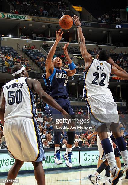 Shawn Marion of the Dallas Mavericks shoots over Rudy Gay and Zach Randolph of the Memphis Grizzlies on March 31, 2010 at FedExForum in Memphis,...