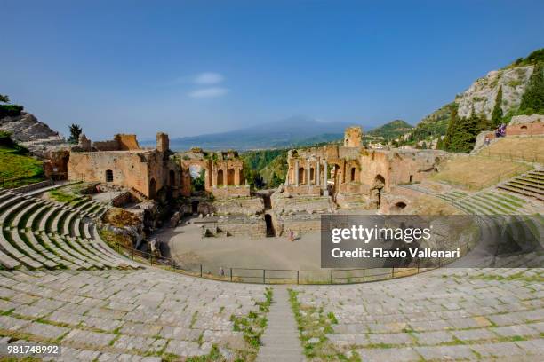 antiken theater von taormina (sizilien, italien) - teatro greco taormina stock-fotos und bilder