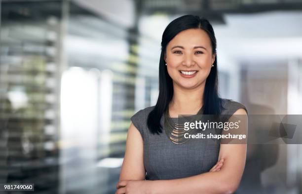 nichts sagt erfolg wie selbstvertrauen - asian business women stock-fotos und bilder