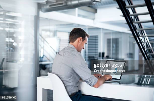 einde van de maand een fluitje van een cent met moderne tech rapportage maken - achterdeur stockfoto's en -beelden