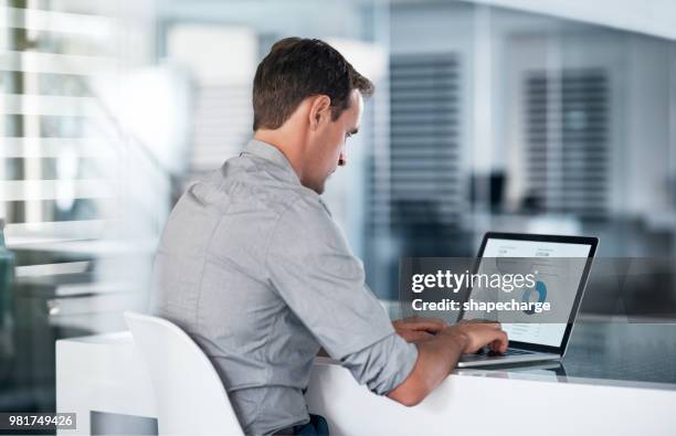 graven recht naar beneden in de cijfers - working behind laptop stockfoto's en -beelden