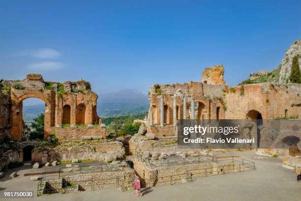 oude theater van taormina (sicilië, italië) - klassiek theater stockfoto's en -beelden