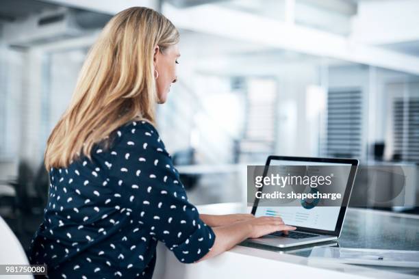 unternehmen finanzen setzen in den fokus - woman laptop screen stock-fotos und bilder