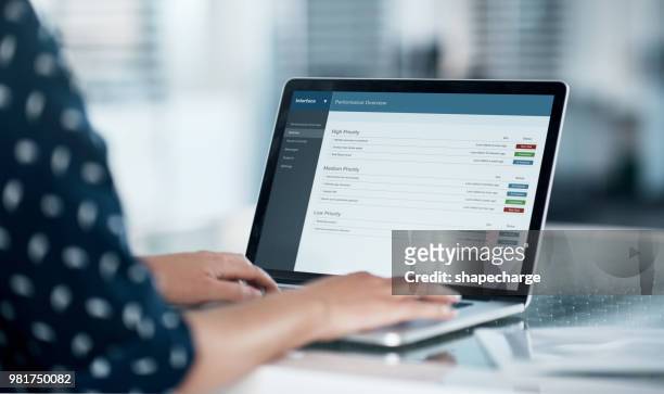 aangemeld bij de arbeidsproductiviteit - business person on computer screen stockfoto's en -beelden