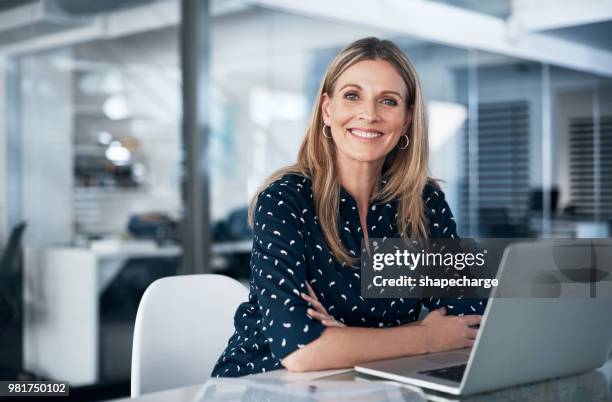 nothing feels as good as a productive workday does - businesswoman imagens e fotografias de stock