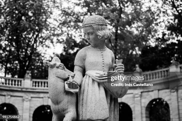 statue in volkspark friedrichshain - volkspark stock pictures, royalty-free photos & images