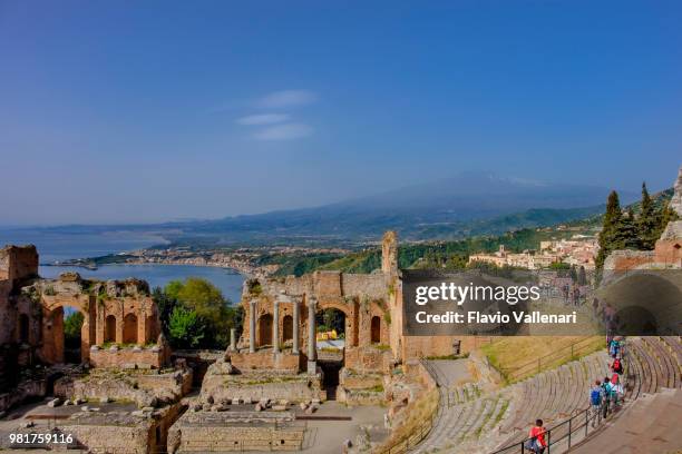 oude theater van taormina (sicilië, italië) - klassiek theater stockfoto's en -beelden