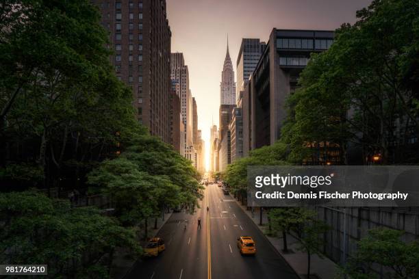 new york city manhattanhenge sunset - manhattan stock-fotos und bilder