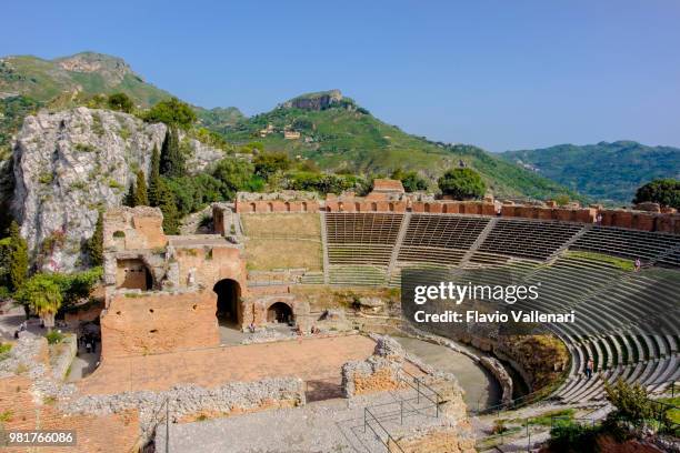 antika teatern i taormina (sicilien, italien) - teatro greco taormina bildbanksfoton och bilder