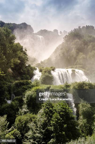 marmore's waterfall - marmore foto e immagini stock